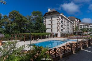 佩德拉阿祖尔Vista Azul Hotel的大楼前设有游泳池的酒店