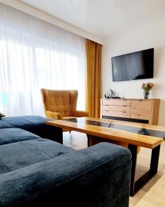 博茨科沃Apartamenty Aquarius Gold Boszkowo的带沙发和咖啡桌的客厅