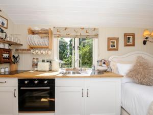 克雷迪顿Orchard Retreat的一个带水槽和窗户的小厨房