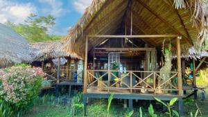 莱蒂西亚On Vacation Amazon的茅草屋顶的度假建筑