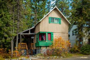 加文门特营The Wilcox Cabin的绿色窗户和绿门的房子