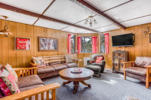 加文门特营The Wilcox Cabin的客厅配有家具和平面电视。
