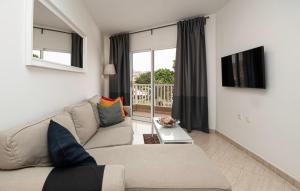罗萨里奥港MC Apartments的带沙发和电视的客厅