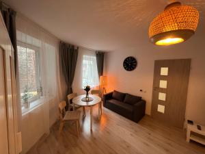卡托维兹London Apartments - Free parking的客厅配有桌子和沙发