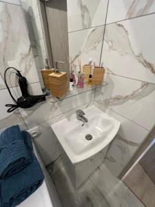 卡托维兹London Apartments - Free parking的白色的浴室设有水槽和镜子