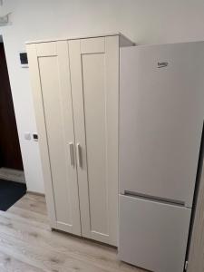 卡托维兹London Apartments的厨房配有白色橱柜和冰箱