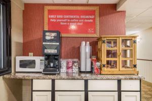 密尔沃基密尔沃基机场伊克诺旅店的一个带咖啡壶和微波炉的柜台