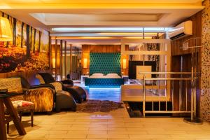 南卡希亚斯Gran Motel Dubai的酒店客房 - 带一间卧室和一张床