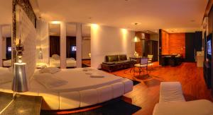 南卡希亚斯Gran Motel Dubai的酒店客房设有一张大床和一间客厅。