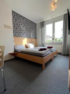 艾恩贝克Ferienunterkunft mit 4 Doppelzimmern in Einbeck!!的一间卧室设有两张床和大窗户