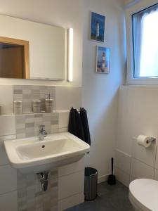 艾恩贝克Ferienunterkunft mit 4 Doppelzimmern in Einbeck!!的白色的浴室设有水槽和卫生间。