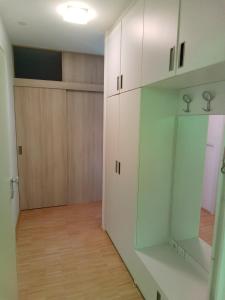 乌马格Apartment Bencic的一间设有白色橱柜和木地板的客房