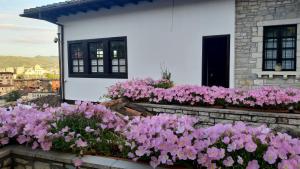 培拉特维拉亚历山大酒店的房子前面的一束粉红色的花