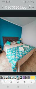 特尔马斯德里奥翁多Apartamento Lo de Ana的一张卧室的照片,卧室里设有一张蓝色的墙壁床