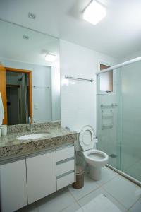 戈亚尼亚Apt moderno 3 suítes churrasqueira Goiânia的浴室配有卫生间、盥洗盆和淋浴。