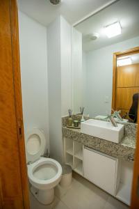 戈亚尼亚Apt moderno 3 suítes churrasqueira Goiânia的浴室配有白色卫生间和盥洗盆。