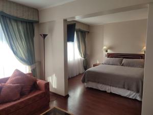 拉塞雷纳弗朗西斯科德阿吉雷酒店的一间卧室配有一张床和一张沙发