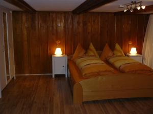 吕辰塔尔林迪公寓的客厅配有带枕头的沙发