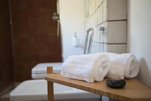 切法卢Villa Magliolo的浴室桌子上摆放着一堆毛巾