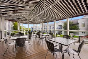 圣伊尼亚斯足尖湖畔贝斯特韦斯特酒店的户外庭院设有桌椅和窗户。