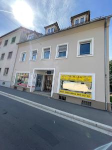 格拉茨LevelUp 2 Living Graz m. SelfCheckIn的街道上带有商店窗口的白色建筑