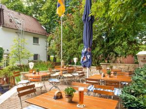 埃尔姆山麓克尼格斯卢特尔克恩纳斯登酒店的一个带桌椅和遮阳伞的庭院