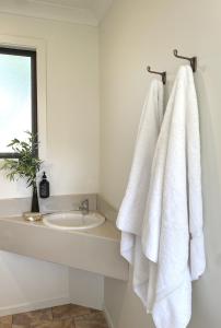 彭特派因The Ridge的白色的浴室,墙上挂着白色毛巾
