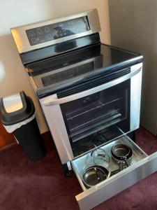 昆西2-Bedroom Quincy Apt. with private parking & Wifi的厨房配有烤面包机、锅碗瓢盆。