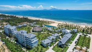 会安Bliss Hoi An Beach Resort & Wellness的海滩上的度假村的空中景致