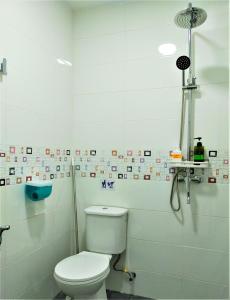 瓜埠Octopus House Langkawi Easy Shop Easy Play的白色的浴室设有卫生间和淋浴。
