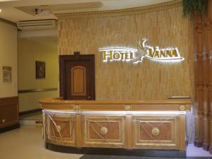 安吉利斯Hotel Vanna Angeles City Pampanga by RedDoorz的墙上的旅馆招牌