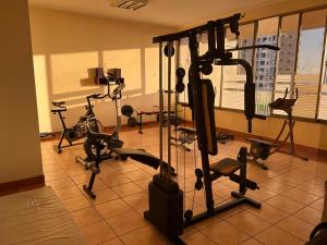 伊基克Cómodo departamento sector sur Iquique的健身房设有数辆健身自行车和跑步机