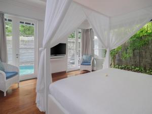 塞米亚克贝帕斯水明漾别墅的一间卧室配有一张带天蓬的白色床