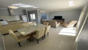 朱里恩湾Unit 36 Seafront Estate的用餐室以及带桌椅的起居室。