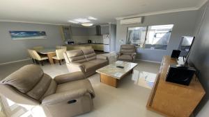 朱里恩湾Unit 36 Seafront Estate的客厅配有沙发和桌子