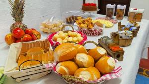 伊利亚贝拉Pousada Canto da Mata Ilhabela的一张桌子,上面有面包和水果篮