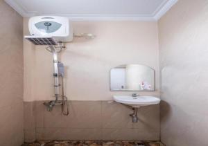 打横D'Exclusive Guest House的一间带水槽和镜子的浴室