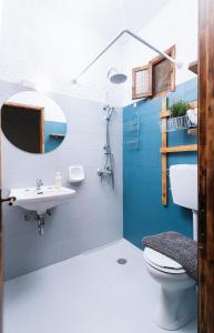 卡米拉日OVGORA - Ismini Sea View Room in Kamilari Village的蓝色和白色的浴室设有卫生间和水槽