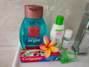 南迪Nadi Fancy Hotel的浴室柜台,配有一瓶肥皂和一朵花