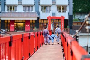 日田市Seitenkaku的一群人穿过一座红桥