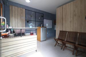 贝克西Bedur Homestay Syariah的厨房配有两把椅子和冰箱