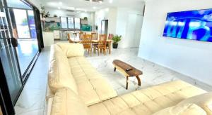 LucindaHinchinbrook Resorts Management Pty Ltd的客厅配有沙发和桌子