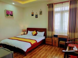 大叻NHÀ GÓC PHỐ Đà Lạt的一间卧室设有一张床和一个窗口