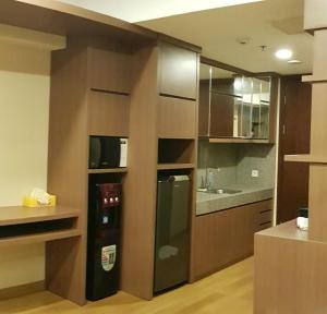 KlapaduaU Residence Tower2 Supermal Lippo Karawaci的厨房配有黑色冰箱和水槽