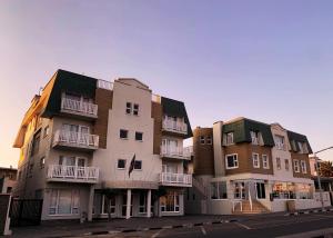 斯瓦科普蒙德Artemis Hotel Swakopmund的街道上一排公寓楼