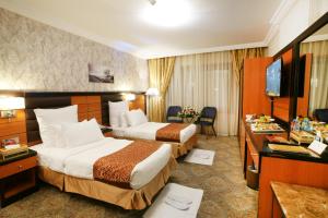 吉达吉达艾尔阿扎酒店的酒店客房设有两张床和电视。