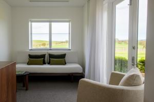 Marananga路易丝酒店的带沙发和窗户的客厅