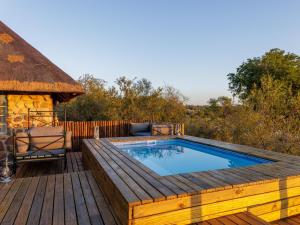 提姆巴瓦提禁猎区Simbavati Mvubu Cottage的木制甲板上的游泳池,甲板上