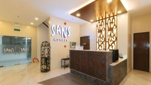 马尼拉Sans Hotel at Algers Suites Marikina by RedDoorz的墙上有滑雪板的商店