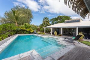 拉罗汤加穆里海滩别墅的一座房子后院的游泳池